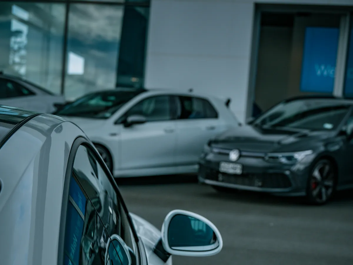 Reihe von Gebrauchtwagen auf einem Händlergelände