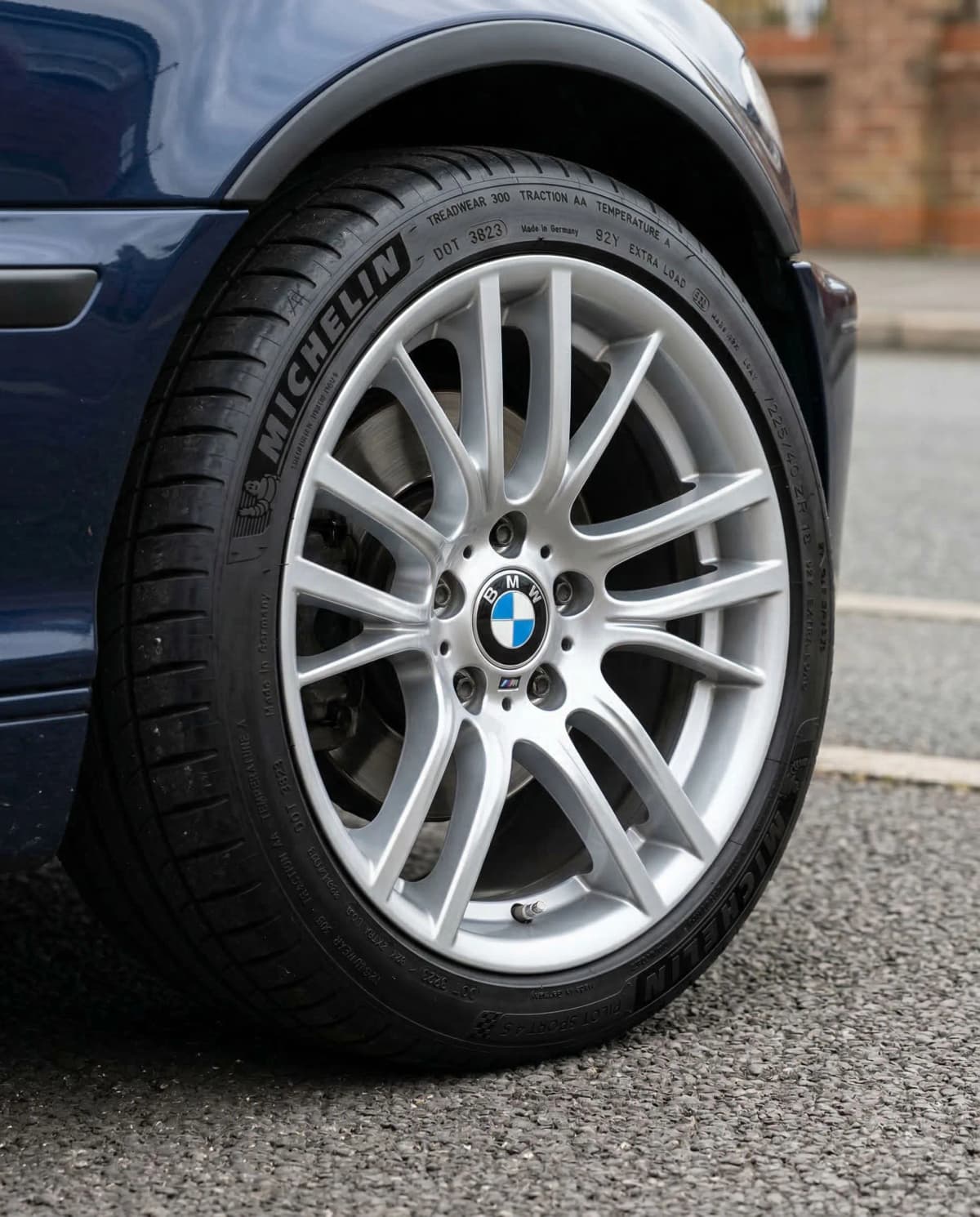 Nahaufnahme eines sauberen BMW-Alufelge mit Michelin-Reifen — professionelles Detailfoto