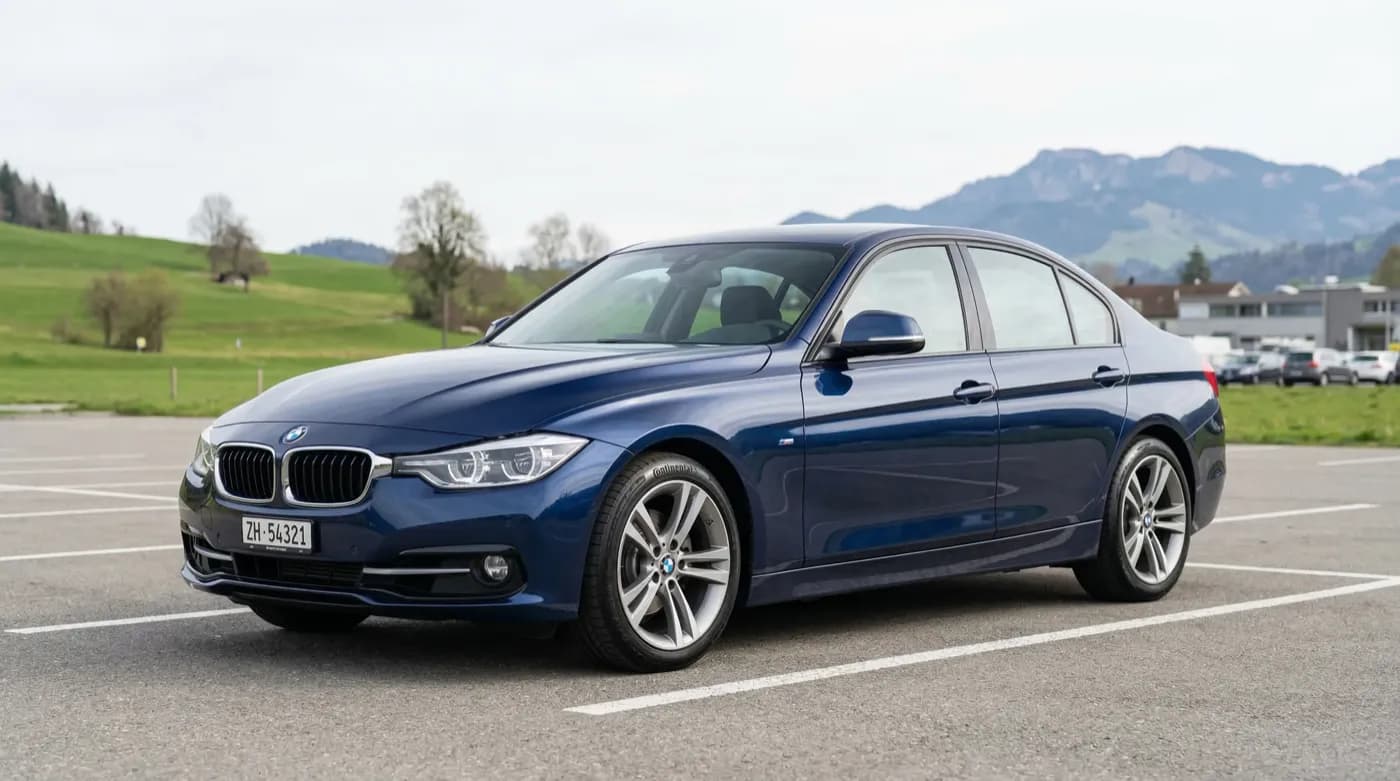 Perfekter 3/4-Winkel eines blauen BMW 3er — die ideale Perspektive für Auto-Inserate