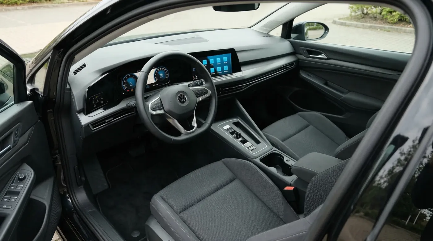 Sauberer VW Golf Innenraum mit natürlichem Tageslicht — so sollte ein Interior-Foto aussehen